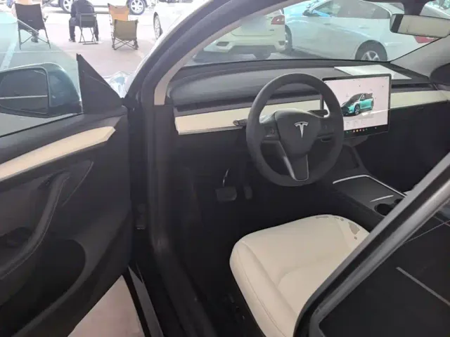 Tesla Model Y — Фото автомобиля 15