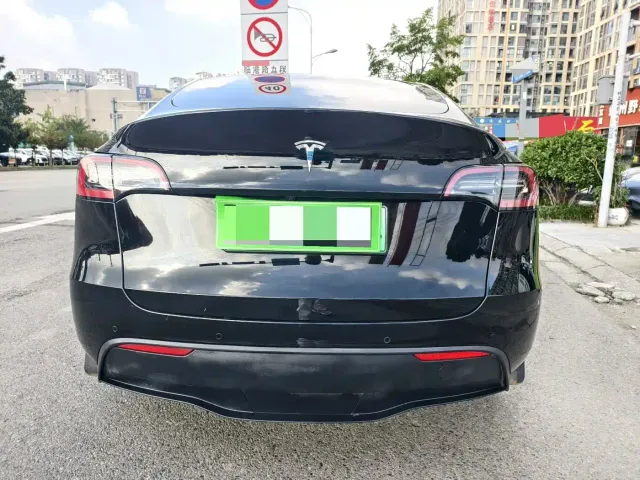 Tesla Model Y — Фото автомобиля 8
