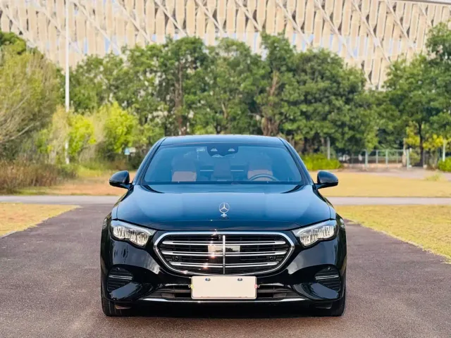 Mercedes-Benz E-Class — Фото автомобиля 2
