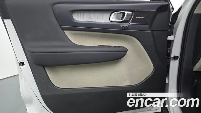 Volvo XC40 — Фото автомобиля 13