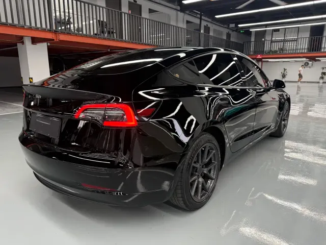 Tesla Model 3 — Фото автомобиля 13