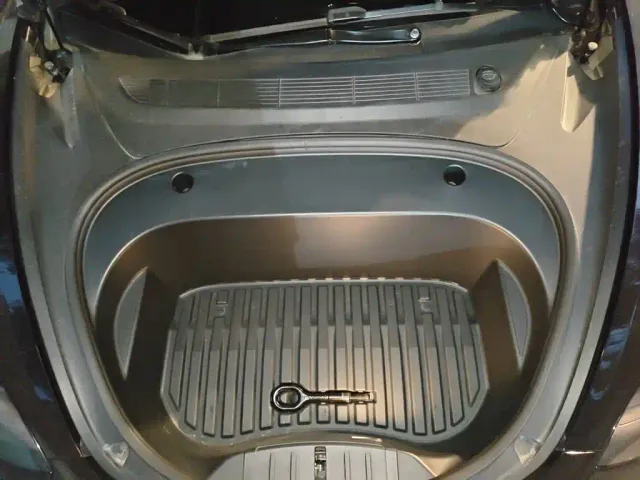 Tesla Model 3 — Фото автомобиля 10