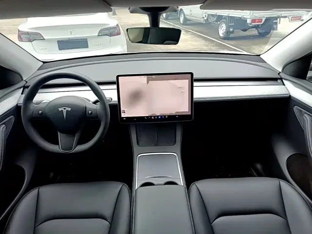 Tesla Model Y — Фото автомобиля 9