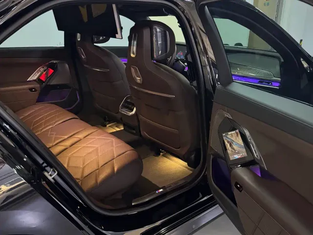 BMW BMW i7 2023 eDrive50L Premium Luxury Package — Фото автомобиля 5