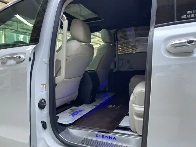 Toyota Sienna — Фото автомобиля 16