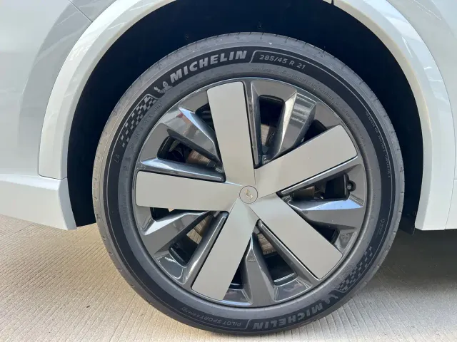 Li Auto L8 — Фото автомобиля 18