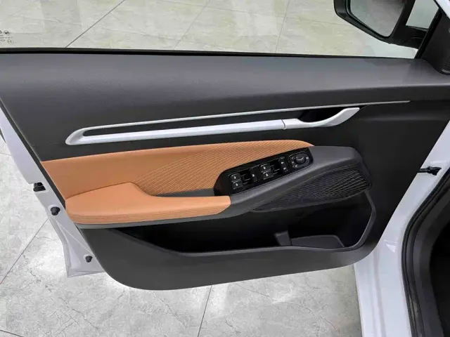Geely Emgrand — Фото автомобиля 16
