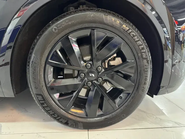 Li Auto L8 — Фото автомобиля 14