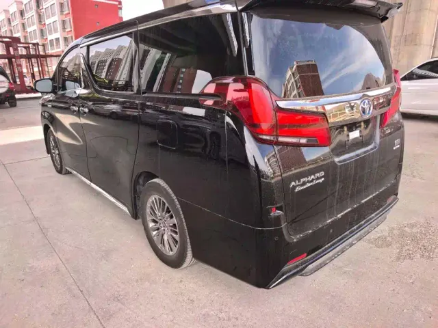 Toyota Alphard — Фото автомобиля 4