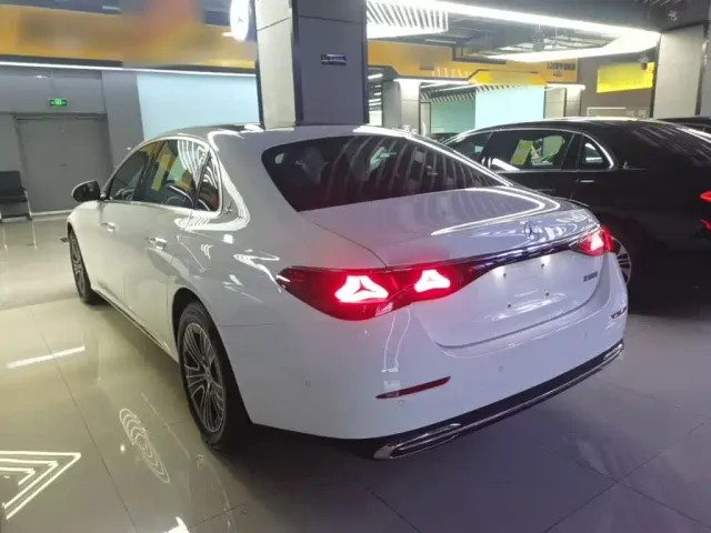Mercedes-Benz E-Class — Фото автомобиля 4