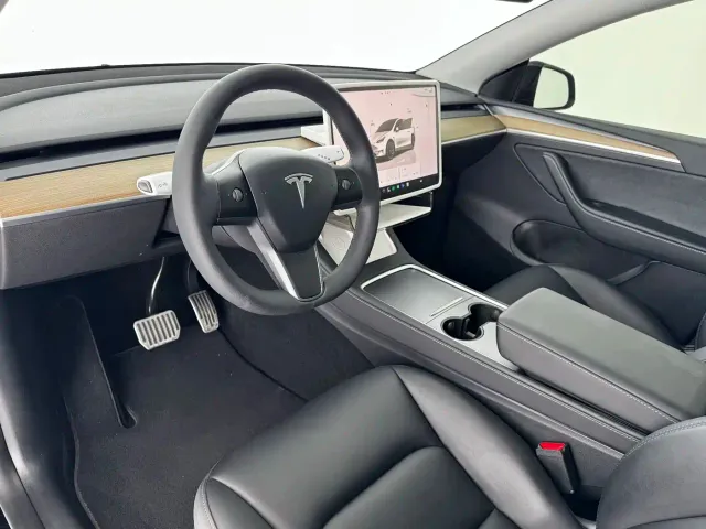 Tesla Model Y — Фото автомобиля 4