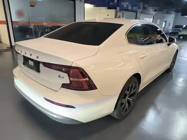 Volvo S60 — Фото автомобиля 6