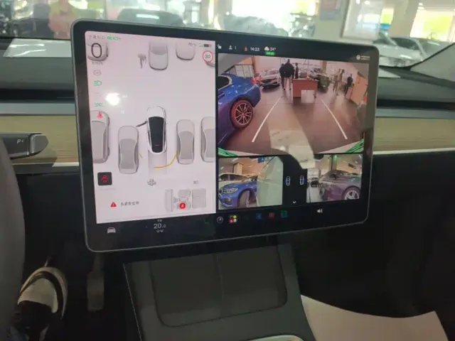Tesla Model Y — Фото автомобиля 12