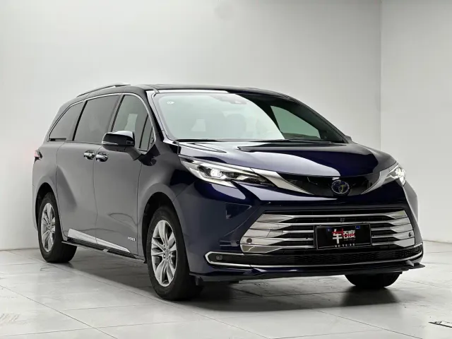 Toyota Sienna — Фото автомобиля 4