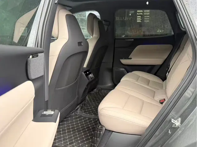 Volvo XC70 Plug-in Hybrid — Фото автомобиля 6