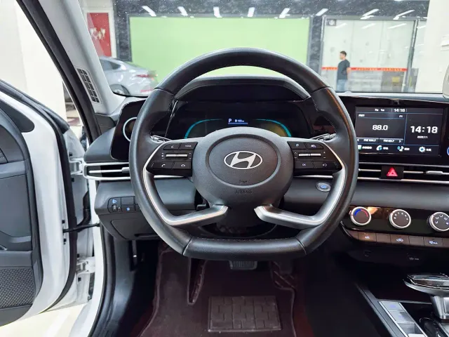Hyundai Elantra — Фото автомобиля 11