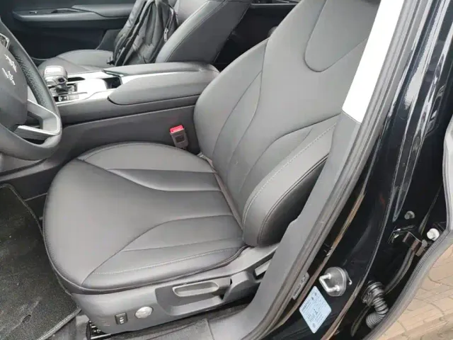 Hongqi E-QM5 — Фото автомобиля 10