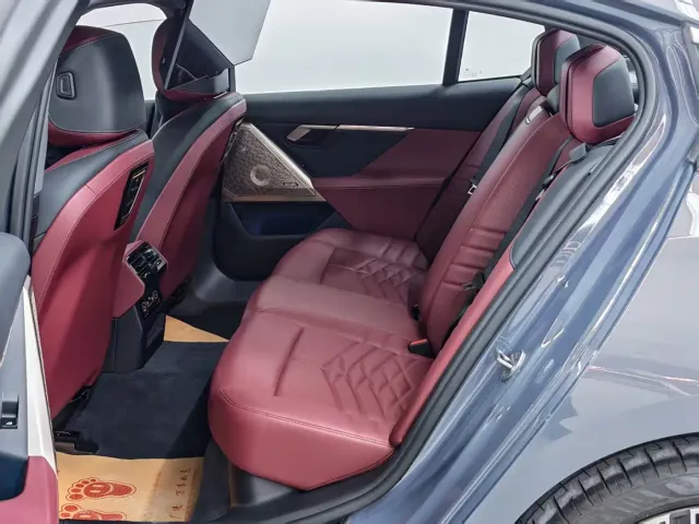 BMW 5 Series — Фото автомобиля 9