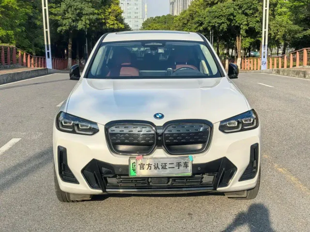BMW iX3 — Фото автомобиля 2