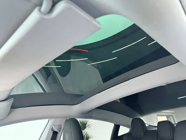 Tesla Model 3 — Фото автомобиля 18