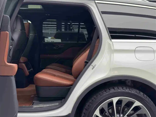 Lincoln Aviator — Фото автомобиля 7