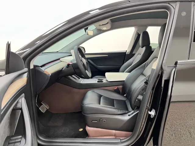 Tesla Model Y — Фото автомобиля 11