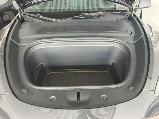 Tesla Model Y — Фото автомобиля 15