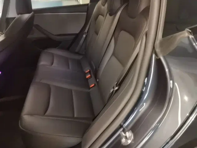 Tesla Model 3 — Фото автомобиля 16