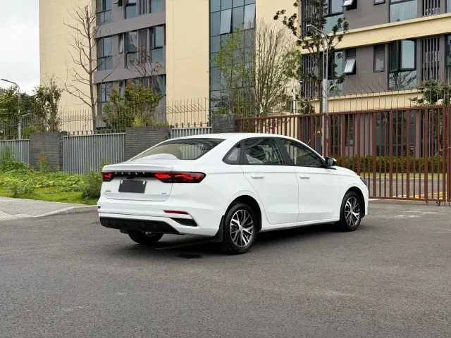 Geely Emgrand — Фото автомобиля 16