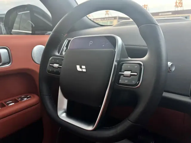 Li Auto L9 — Фото автомобиля 9