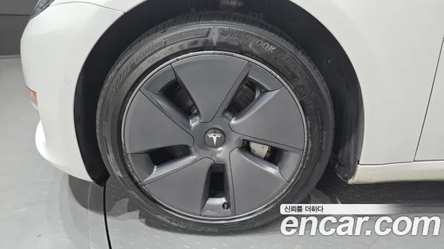 Tesla Model 3 — Фото автомобиля 5