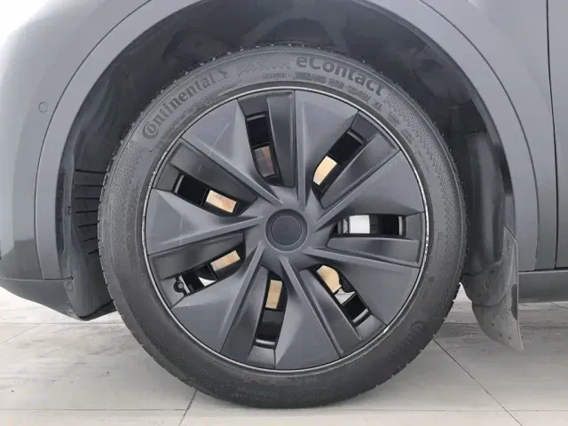 Tesla Model Y — Фото автомобиля 17