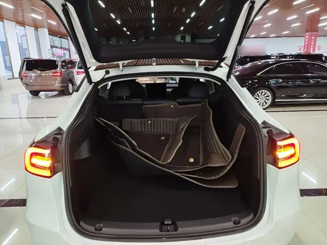 Tesla Model Y — Фото автомобиля 18