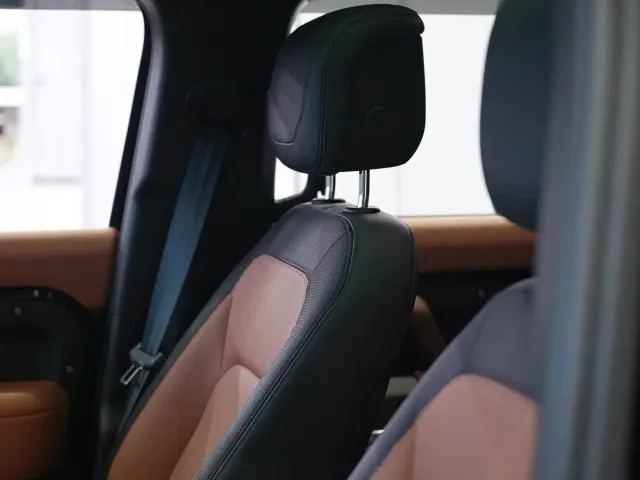 Land Rover Defender — Фото автомобиля 14