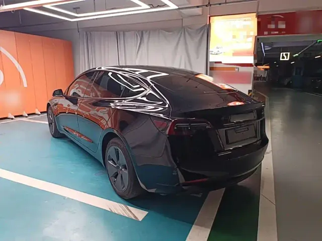 Tesla Model 3 — Фото автомобиля 4