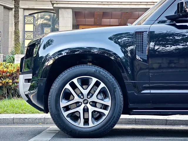 Land Rover Defender — Фото автомобиля 6