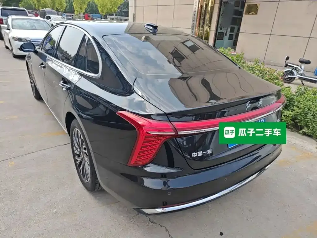Hongqi Hongqi H5 2024 2.0T Automatic Smart Connect Flag Smooth Edition — Фото автомобиля 4