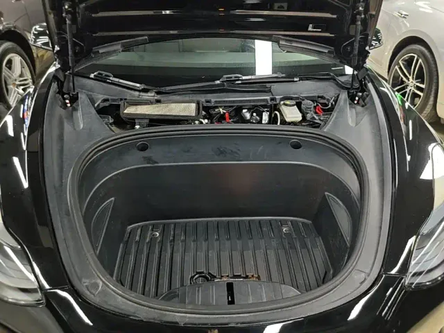 Tesla Model 3 — Фото автомобиля 19