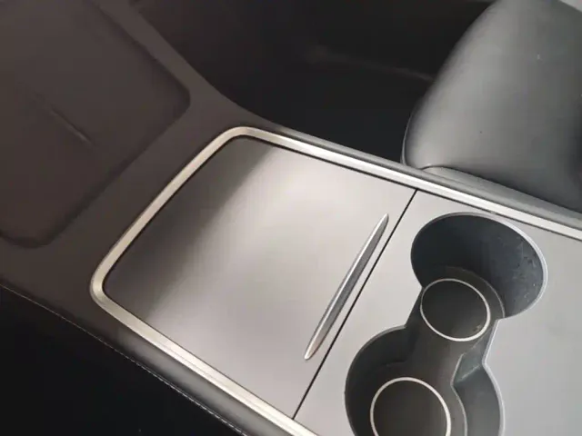 Tesla Model Y — Фото автомобиля 8