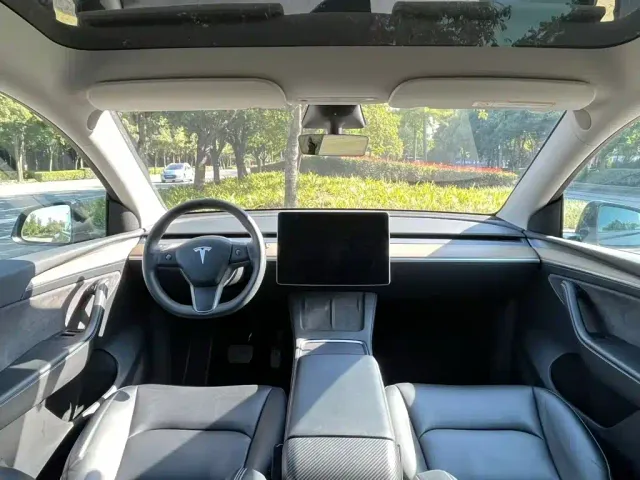 Tesla Model Y — Фото автомобиля 9