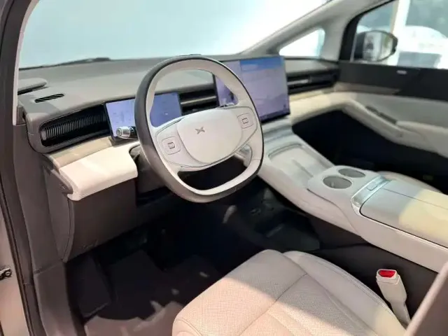 Xpeng X9 — Фото автомобиля 17