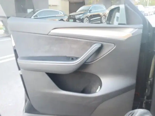 Tesla Model Y — Фото автомобиля 7
