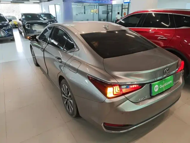 Lexus ES — Фото автомобиля 4