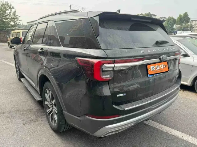 Ford Explorer — Фото автомобиля 3