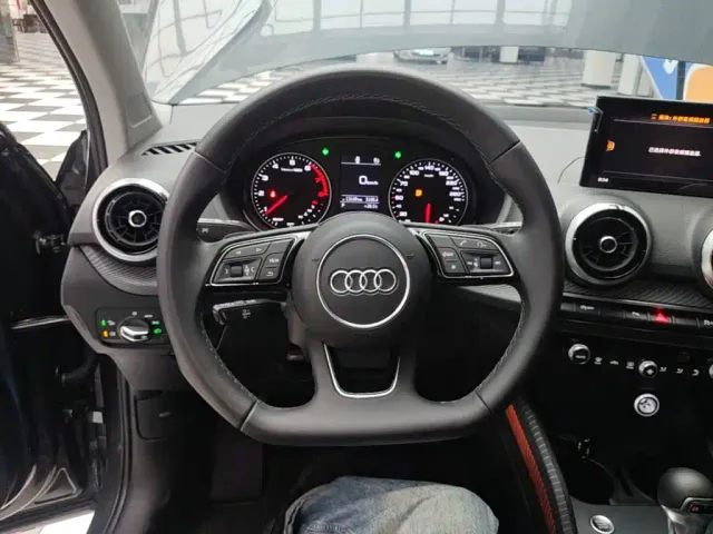 Audi Q2L — Фото автомобиля 10