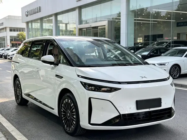 Xpeng X9 — Фото автомобиля 2