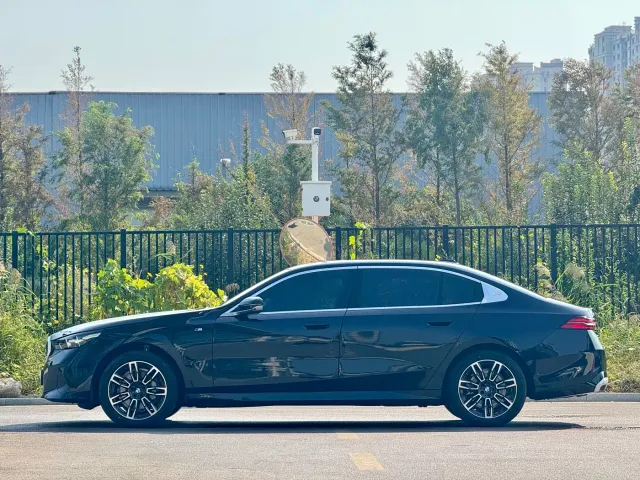 BMW 5 Series — Фото автомобиля 3