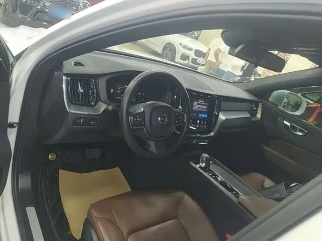 Volvo XC60 — Фото автомобиля 9