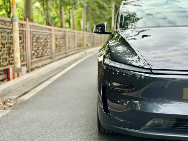 Tesla Model Y — Фото автомобиля 9