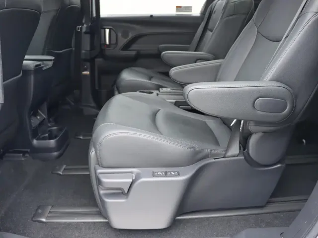 Toyota Sienna — Фото автомобиля 14